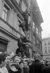 Palach: Jan Palach - funeral - procession - flags - Old Town Square