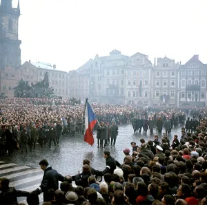 Palach: Jan Palach - funeral procession - national flag
