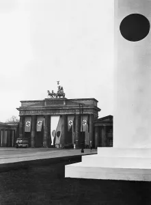 Maru: Japanese flags at the Brandenburg Gate, 1941