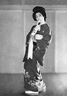 Scarves: A Japanese lady dances