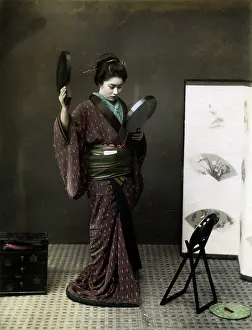 Keen: Japanese lady and mirror