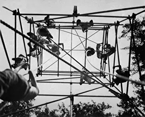 Jedburgh: Jeds training on high bars in obstacle course