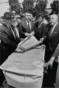 Torah: At the Jewish cemetery at the fourth gate of the