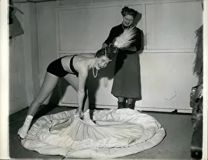 Underskirt: Jo Anne Lee with wired underskirt in Queen role