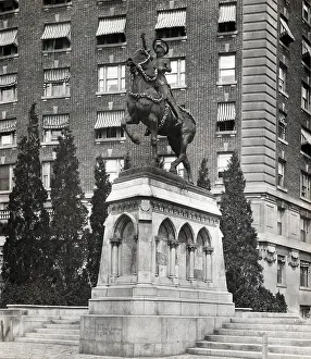 Pelt: Joan of Arc Statue, in armor with sword ?