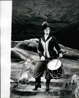 Donizetti: Joan Sutherland in The Daughter of the Regiment, opera