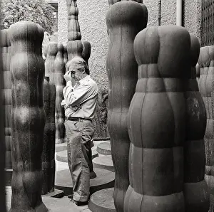 Joannis: Joannis Avramidis in-between his sculptures