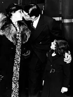 Dimaggio: Joe DiMaggio with his mother and niece, ?