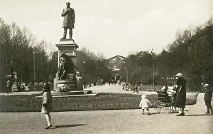Esplanade: Johan Ludwig Runeberg Statue and Esplanade, Helsinki
