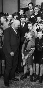 Apprentice: Johannes Engel with trainees in Berlin, 1934