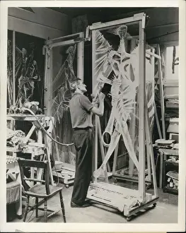 Consist: John Hutton engraves glass panel for Coventry Cathedral