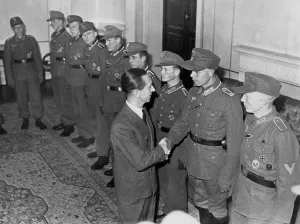 Escaped: Joseph Goebbels is receiving soldiers from the Eastern Front