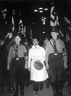 Strolled: Joseph Goebbels between SS guards, 1934