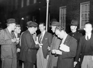 Ultimatum: Journalists in front of 10 Downing Street, 1938