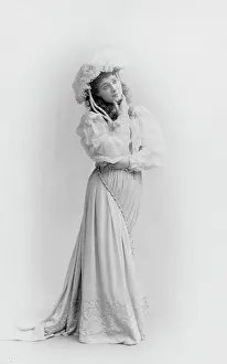 Marlowe: Julia Marlowe, full-length portrait, standing, facing right