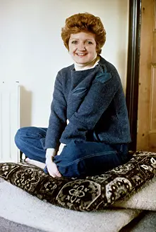 Mckenzie: Julia Mckenzie - English actress, presenter, and theatre dir