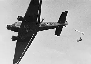 Stendal: Jump with a parachute during an exercise of the parachuting