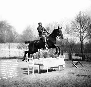 Lippe: Jump over a table, 1907