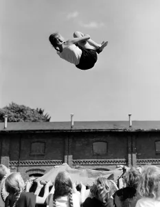 Spin: Jungmaedel when bouncing, 1938