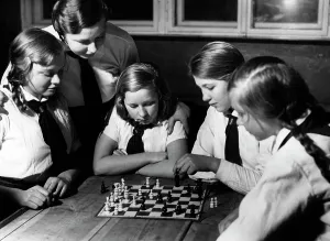199005: Jungmaedel playing chess, 1933