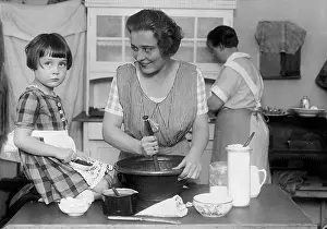 Stirring: Kaethe Haack with her daughter, 1928