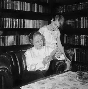 Hannelore: Kaethe Haack with her daughter, 1934