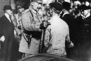 Firms: Kaiser Wilhelm II in conversation with workers, 1918