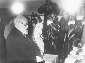 Renner: Karl Renner at voting 1945