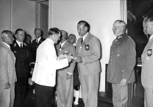 Tschammer: Karl Ritter von Hal presented Adolf Hitler a memory book of