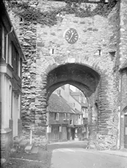 Kemnal: Kemnal Farm - Archway with clock (Grays)