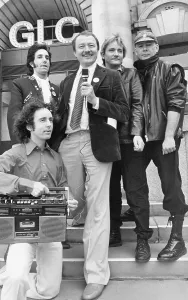 Pickets: Ken Livingstone with The Flying Pickets
