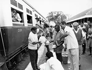 Dada: Kenyans help Asians serve refugees with refreshments