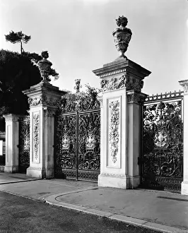 Botanic: KEW MAIN GATES