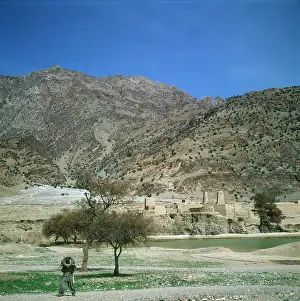 Douglas Dickins: KHYBER PASS/VILLAGE