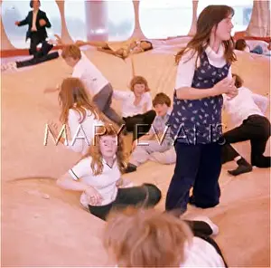 Astro: KIDS IN BOUNCY CASTLE