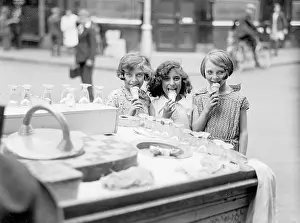 Icecream: KIDS EATING ICE CREAM