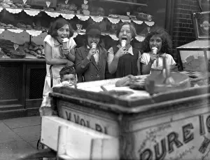 Icecream: KIDS EATING ICE CREAM