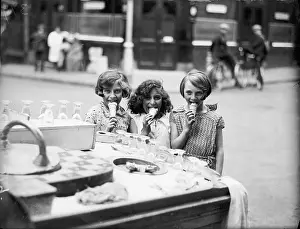 Icecream: KIDS EATING ICE CREAM