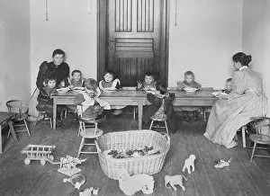 Pestalozzi: Kindergarten teachers with children, 1899