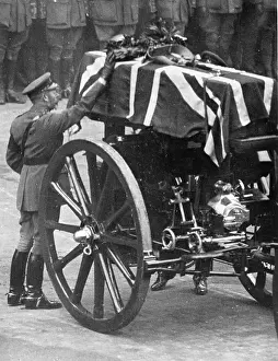 Charlotte Zeepvat (iln): King George V by the coffin of the Unknown Soldier