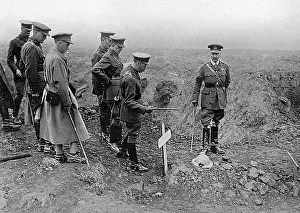 Graveside: King George V at the graveside of a soldier, WW1