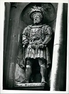 Barts: King Henry VIII statue with bird's nest in crown, London