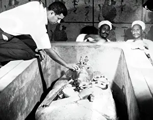 Cvpl: King Tutankhamen's Tomb, Archeologists opening ?