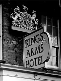 Dereham: KING'S ARMS PUB SIGN