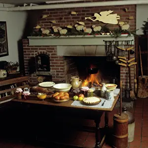 Williamsburg: KITCHEN INTERIOR WITH FIREPLACE CHRISTMAS DECORATIONS