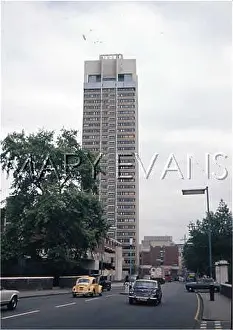 Eyesore: KNIGHTSBRIDGE BARRACKS