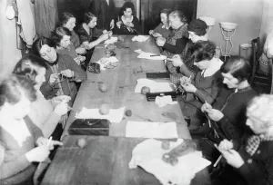 Knit: Knitting workshop of the German winter welfare organization