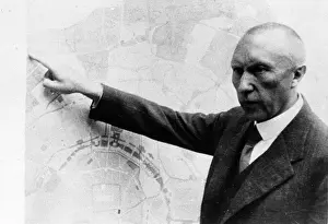 Konrad: Konrad Adenauer in front of the Cologne city map, 1930