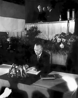 Nachkriegszeit: Konrad Adenauer: singing of Basic Law
