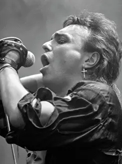 Tsoi: Konstantin Kinchev performing, 1990